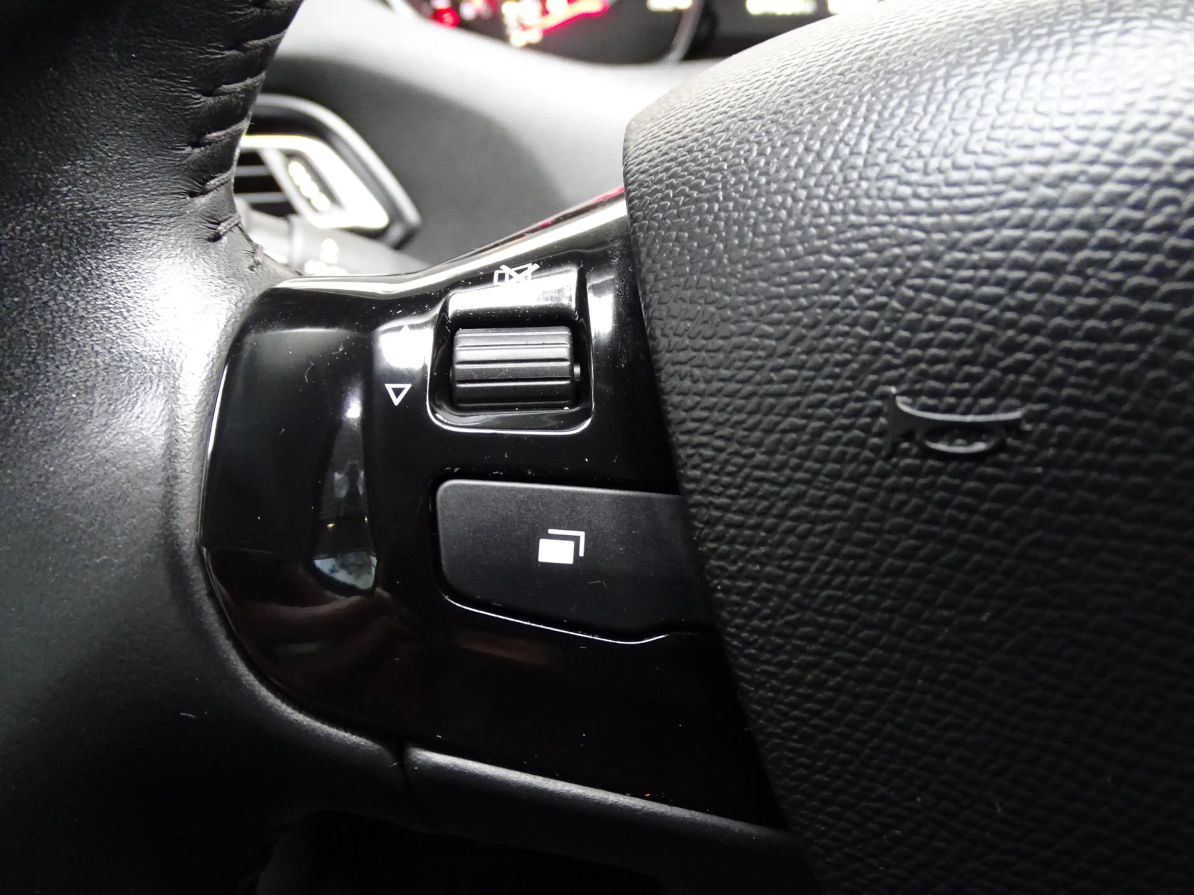 Peugeot 308 SW 1.2 PureTech Blue Active Navi, Carplay, Cruise, — photo 13