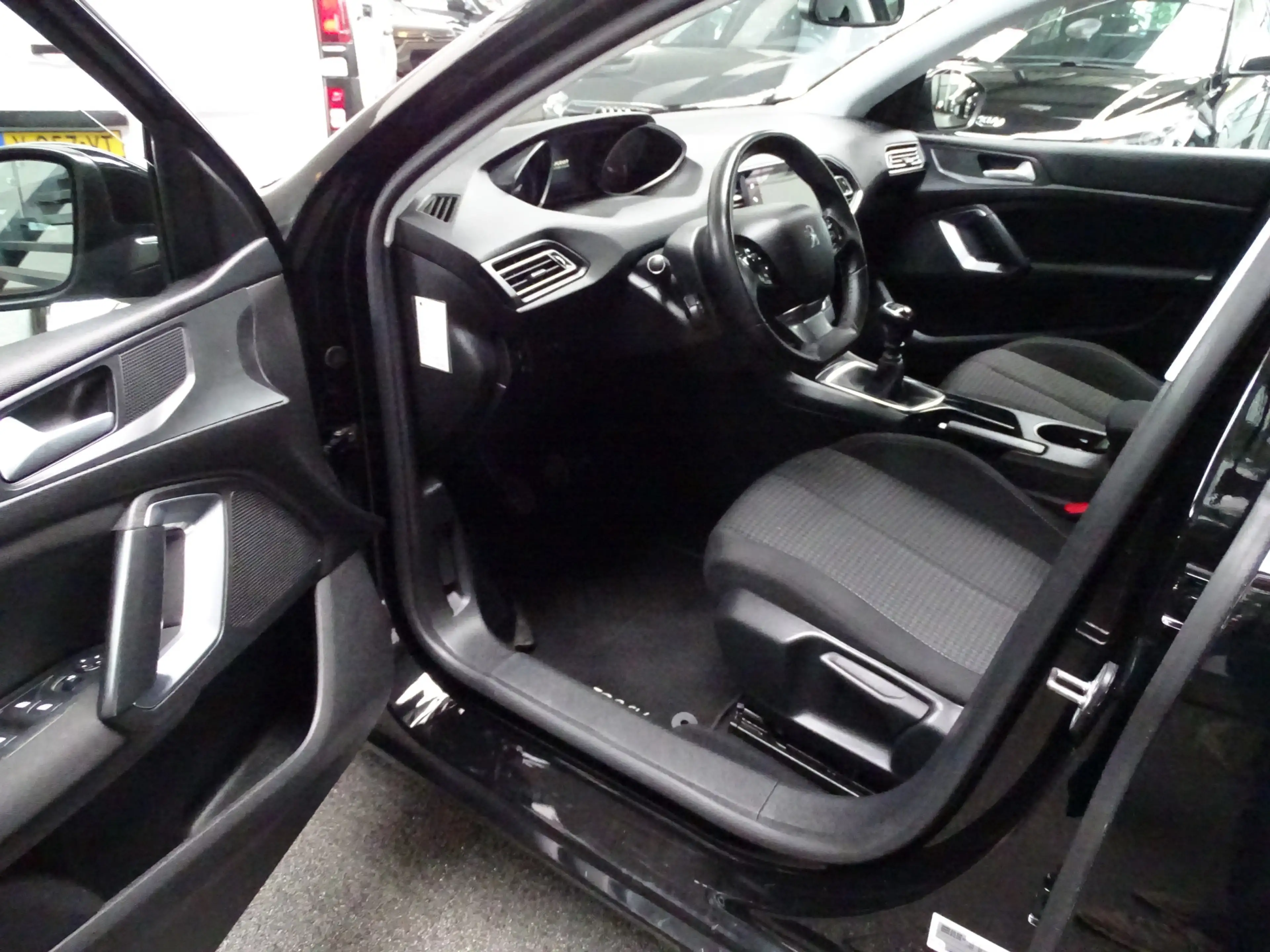 Peugeot 308 SW 1.2 PureTech Blue Active Navi, Carplay, Cruise, — photo 8
