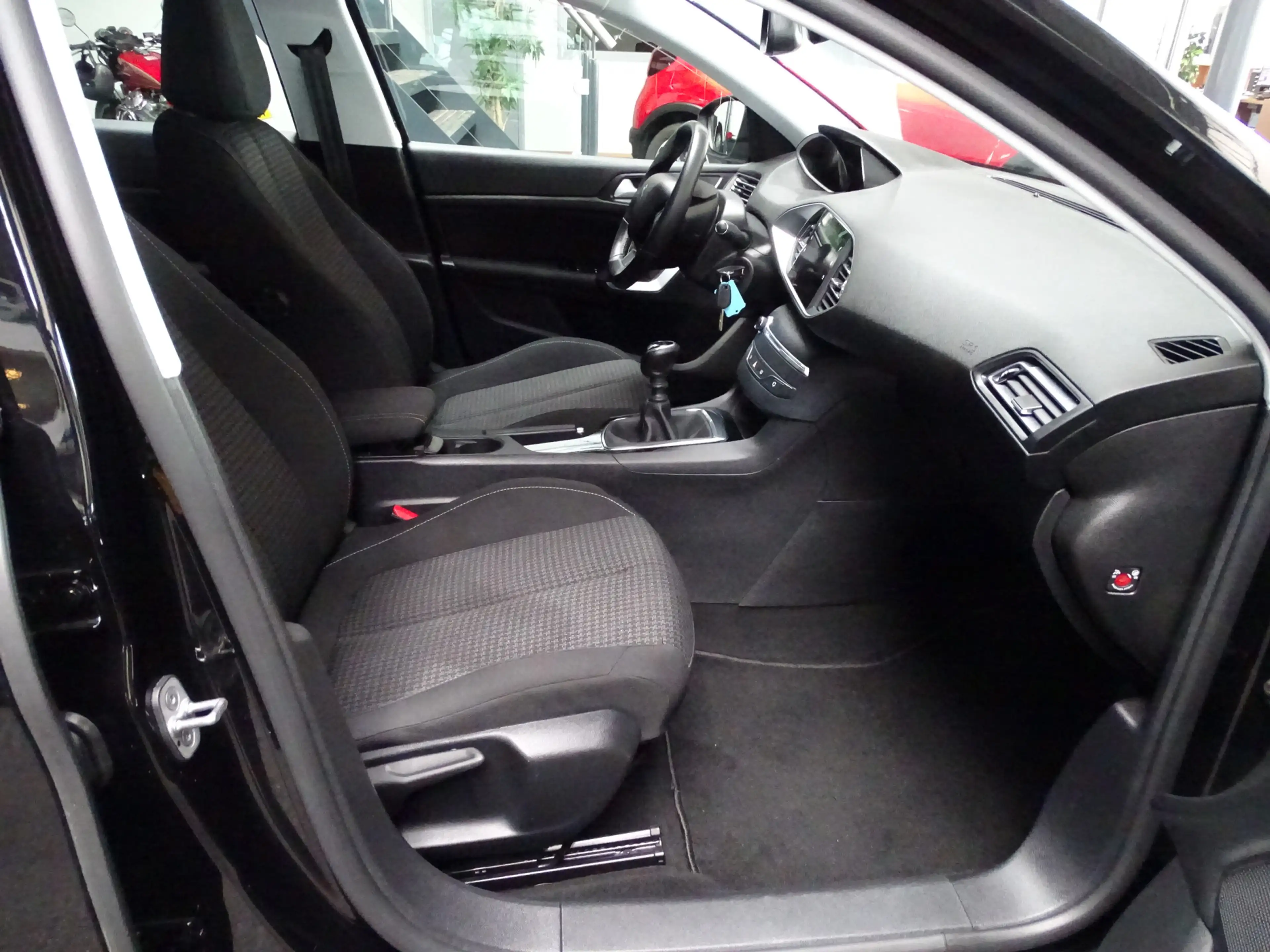 Peugeot 308 SW 1.2 PureTech Blue Active Navi, Carplay, Cruise, — photo 25