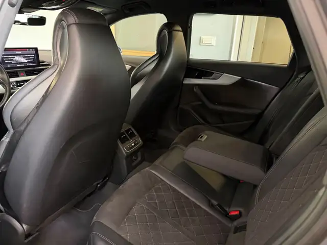 Audi RS4 view 11