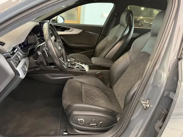 Audi RS4 view 6