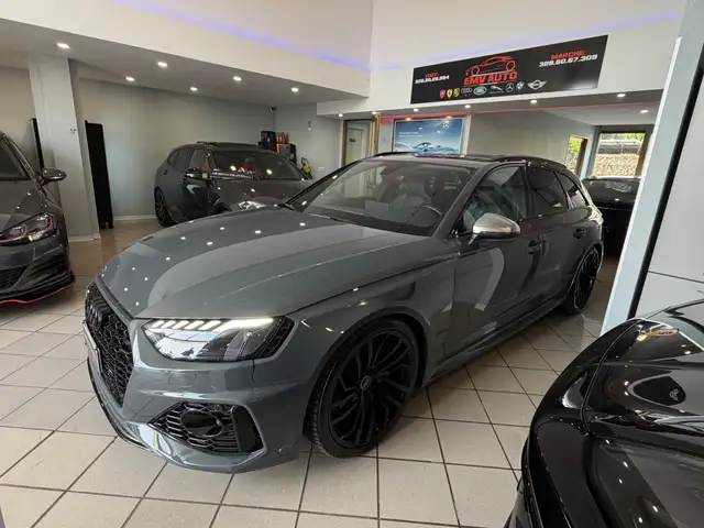 Audi RS4 view 4