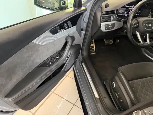 Audi RS4 view 8