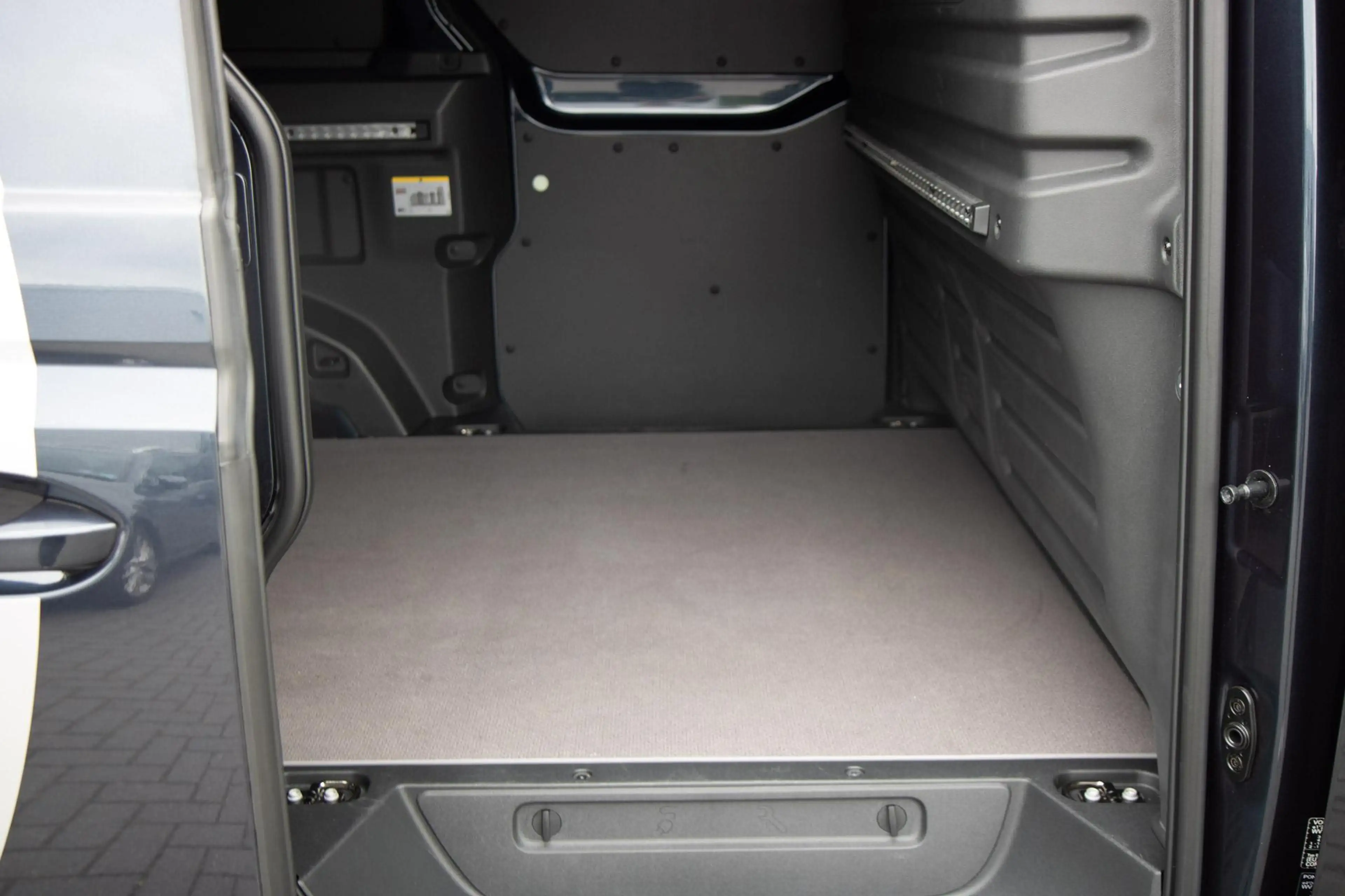 Volkswagen ID. Buzz Cargo 286pk Anniversary Edition 79 kWh | LMV 20'' | Trek — photo 12