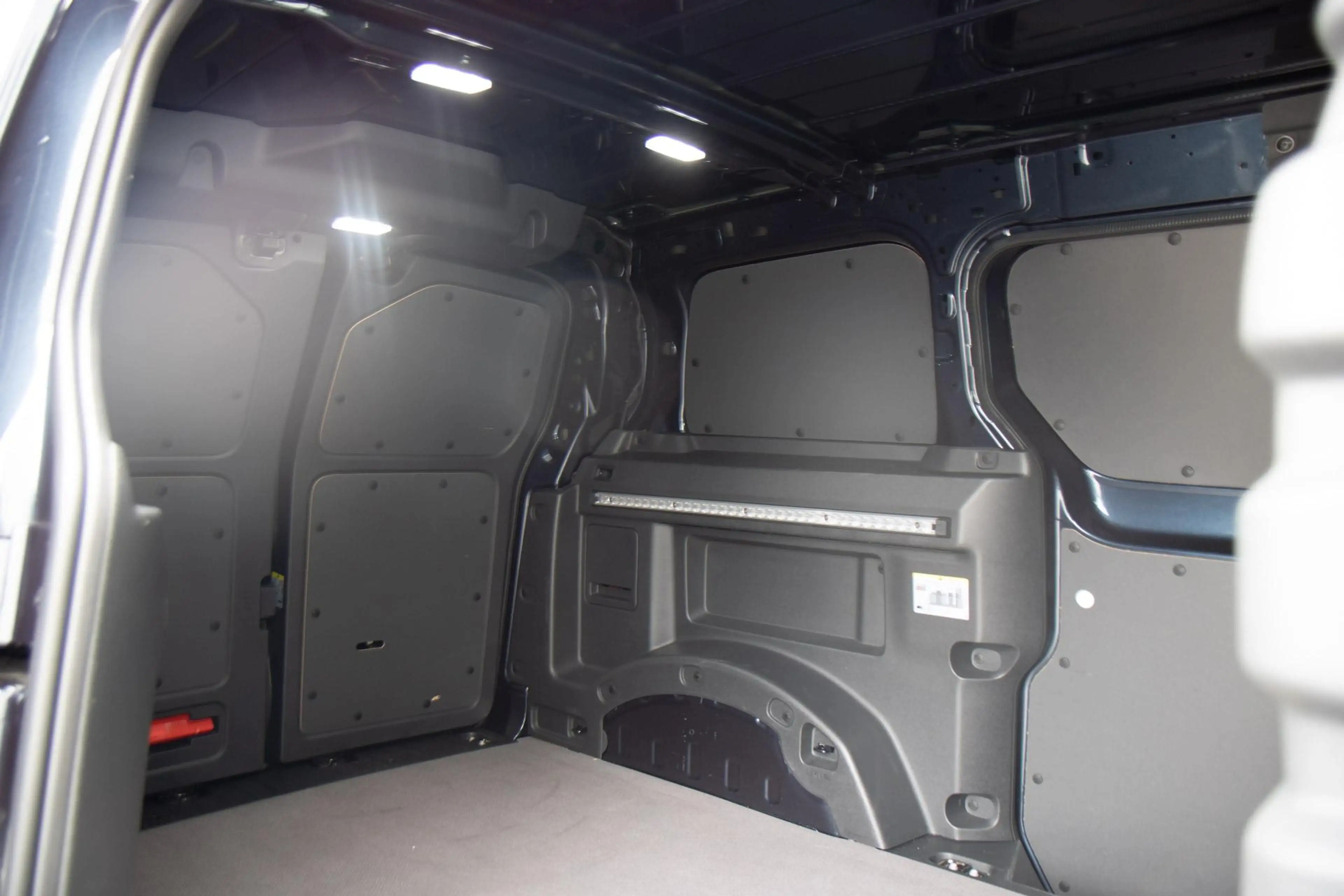 Volkswagen ID. Buzz Cargo 286pk Anniversary Edition 79 kWh | LMV 20'' | Trek — photo 13