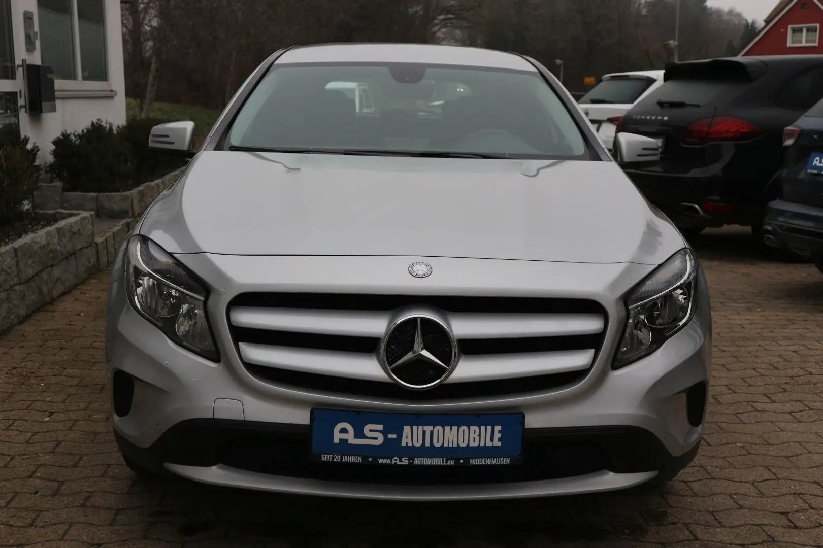 Mercedes-Benz GLA 200 *2.HD/AUTOMATIK/KLIMAAUTO/TEMPO/PDC/AHK* Серебристый - 2