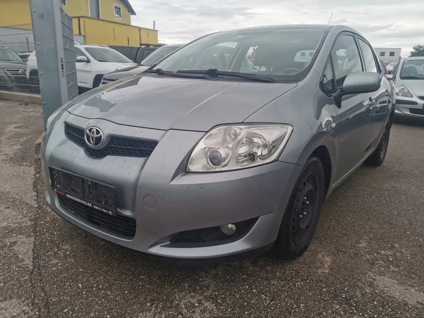 Toyota Auris Basis Grau - 1