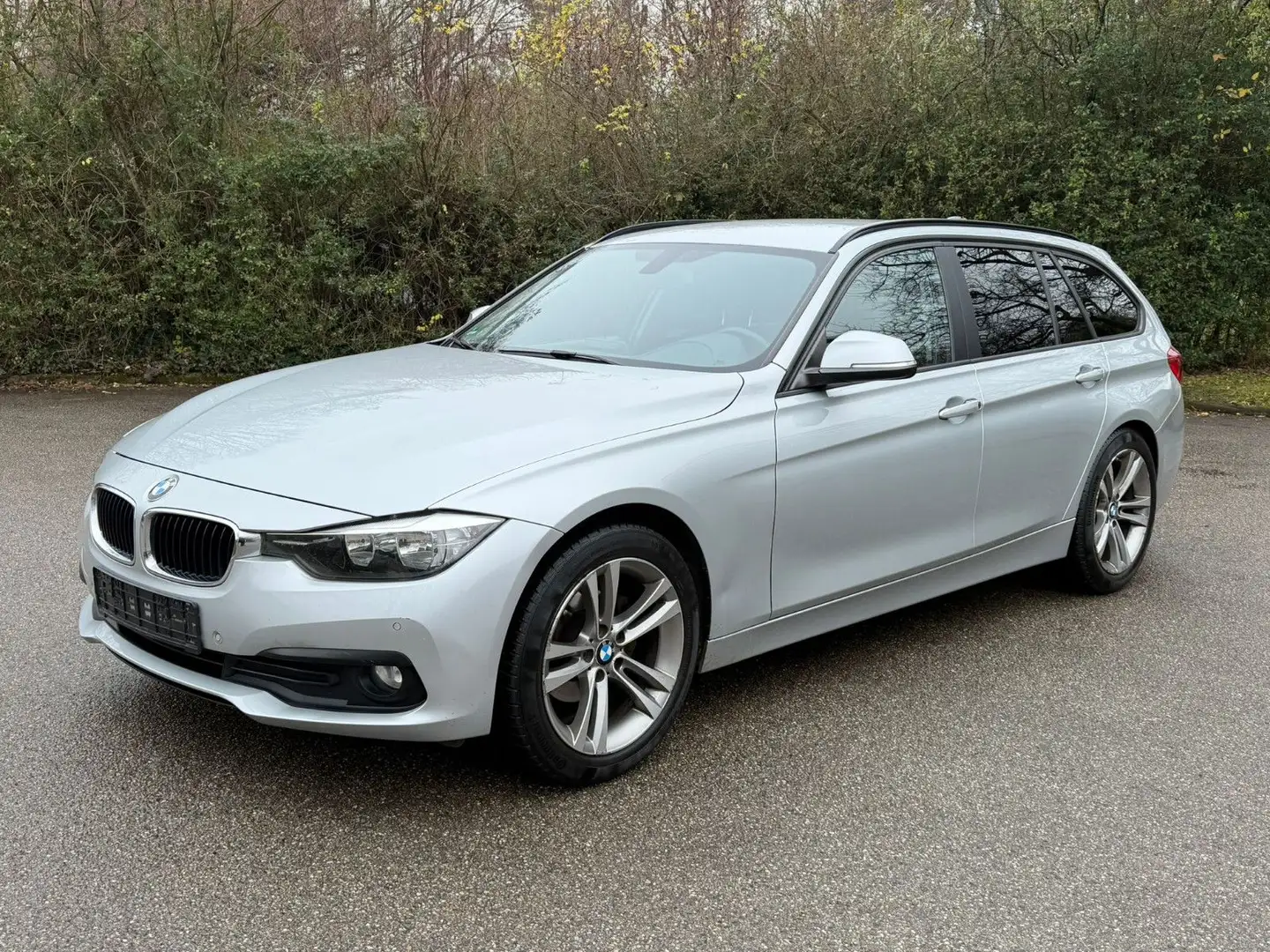 BMW 318 d Touring Luxury Line Navi Automatik Silber - 1