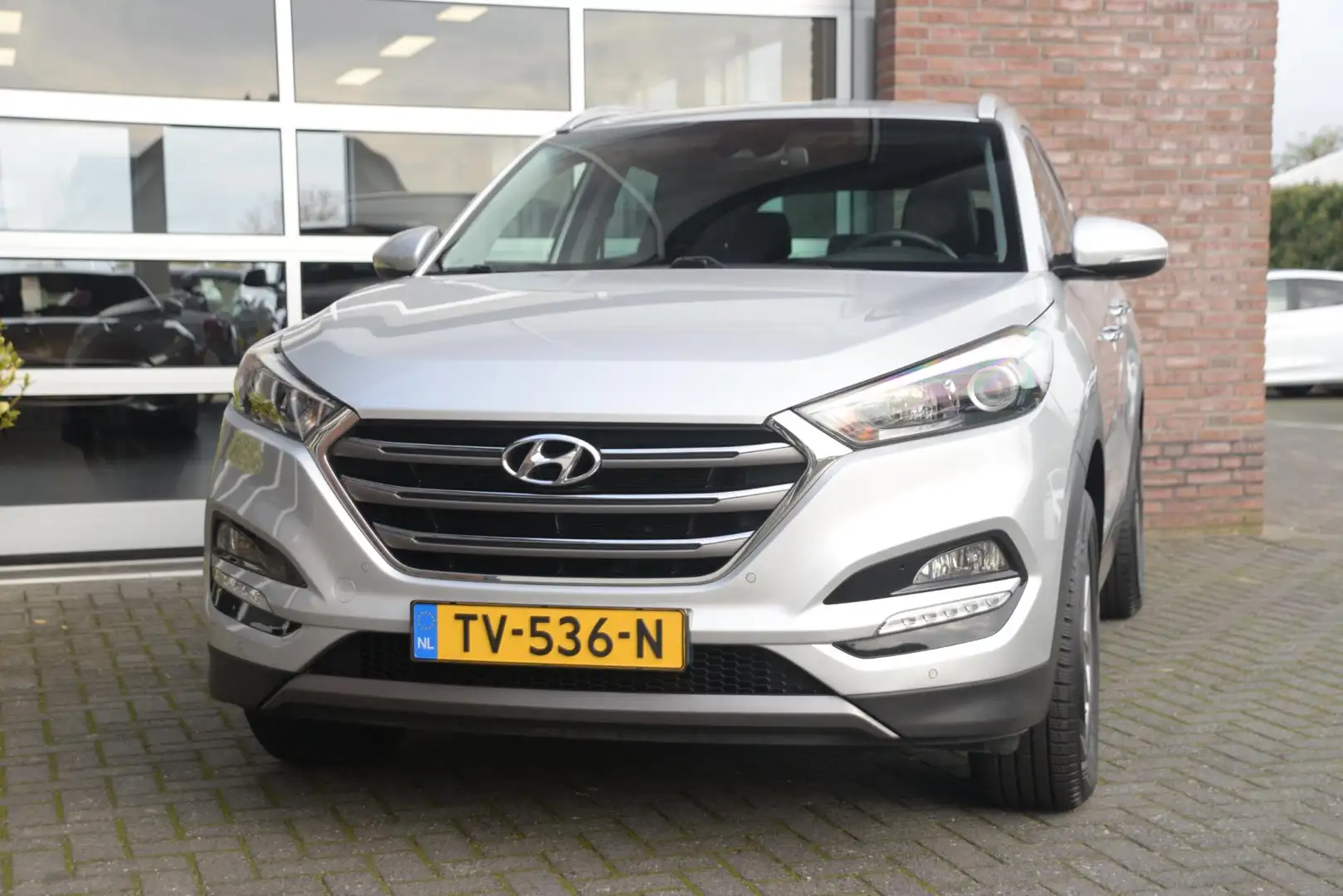 Hyundai TUCSON 1.6 GDi Premium | Leder | Camera | Afn. Trekhaak | Grijs - 2