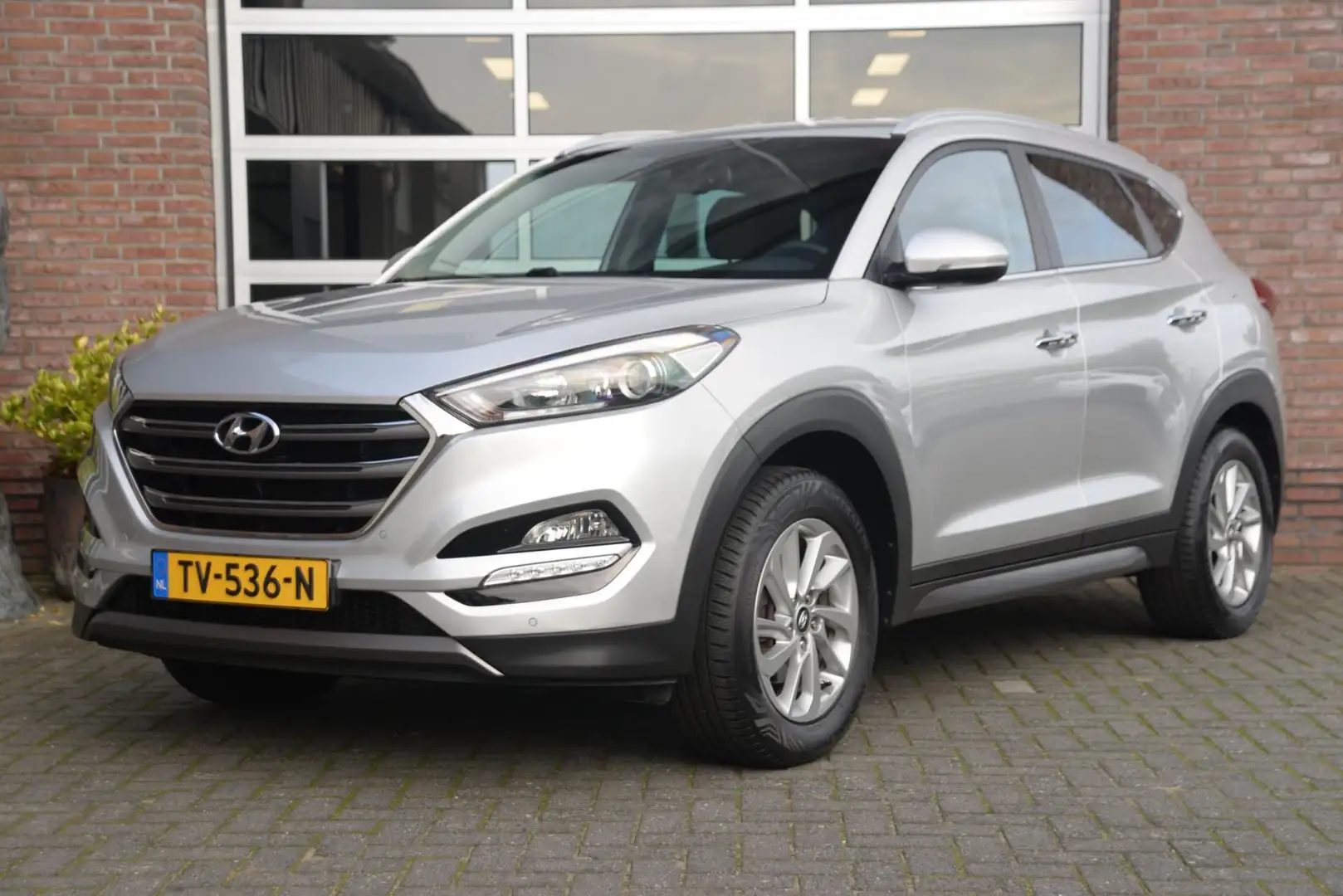 Hyundai TUCSON 1.6 GDi Premium | Leder | Camera | Afn. Trekhaak | Grijs - 1