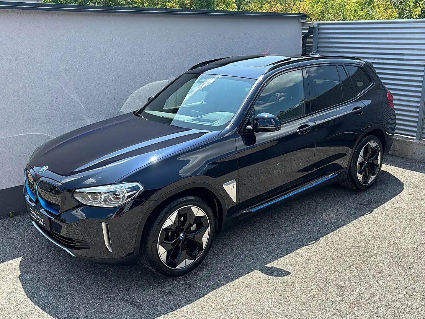 BMW iX3 Impressive/PANO/AD.LED/AHK/ALARM/HEADUP/HIFI/RÜ... Schwarz - 2