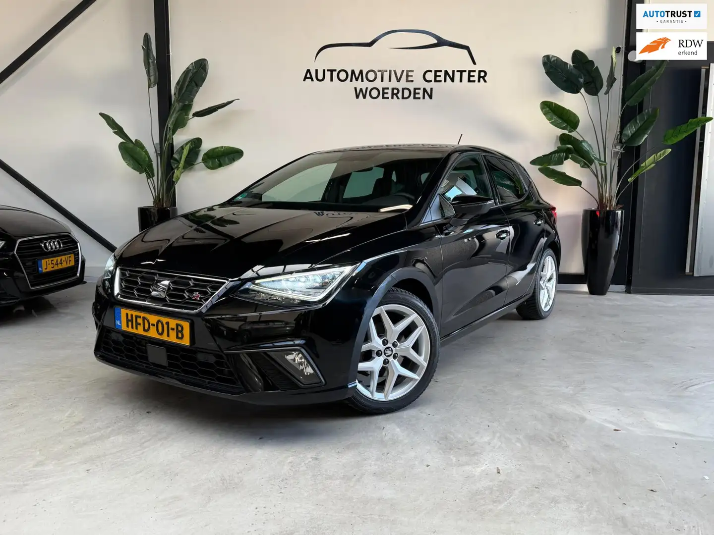 SEAT Ibiza 1.0 TSI FR Business Intense VIRTUAL CARPLAY CAMERA Zwart - 1