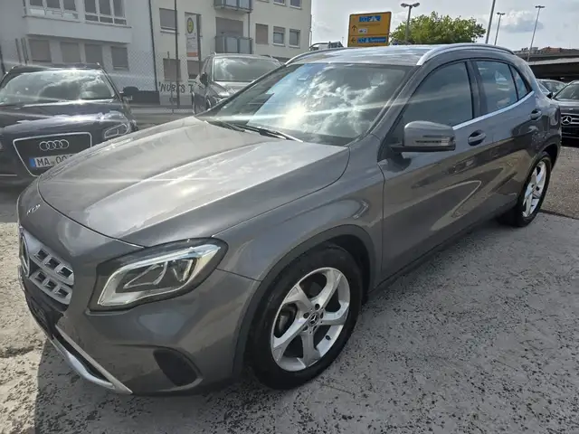 Mercedes-Benz GLA 180 GLA 180 1,6  NAVI*TEILLEDER*TEMP