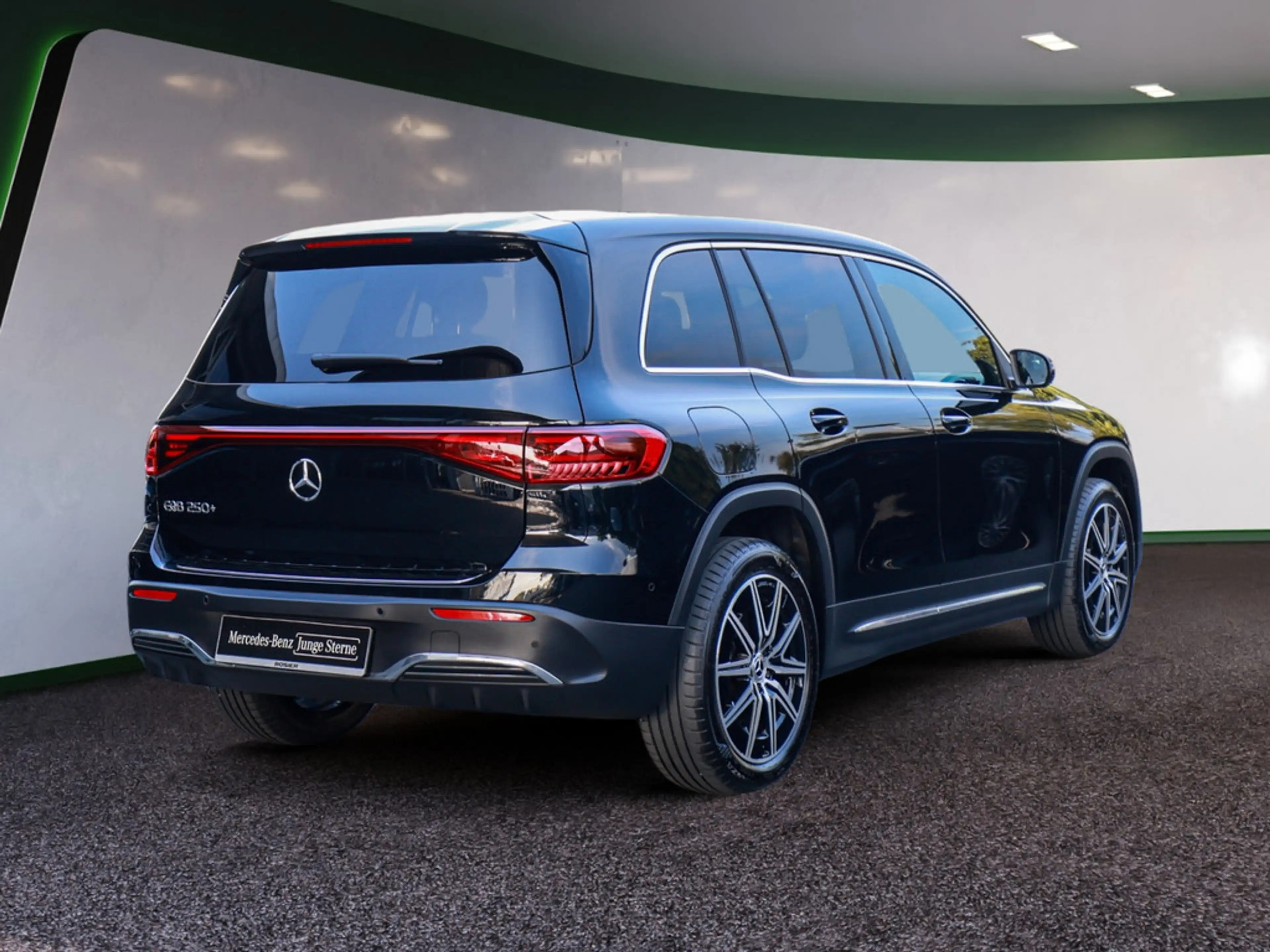 Mercedes-Benz EQB 250 + AMG Sport Advanced AHK LED 360° NAVI — photo 5