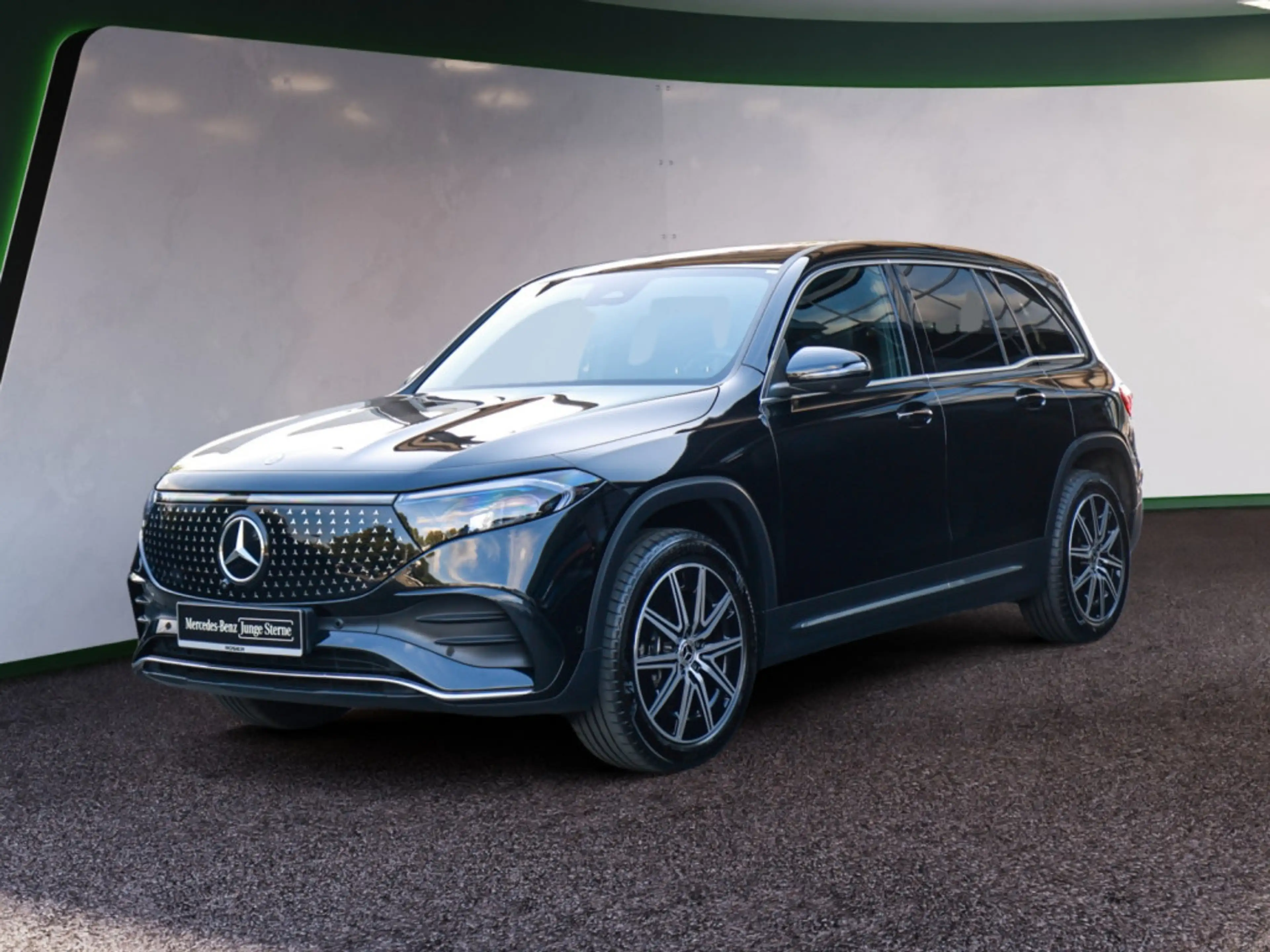 Mercedes-Benz EQB 250 + AMG Sport Advanced AHK LED 360° NAVI — photo 2