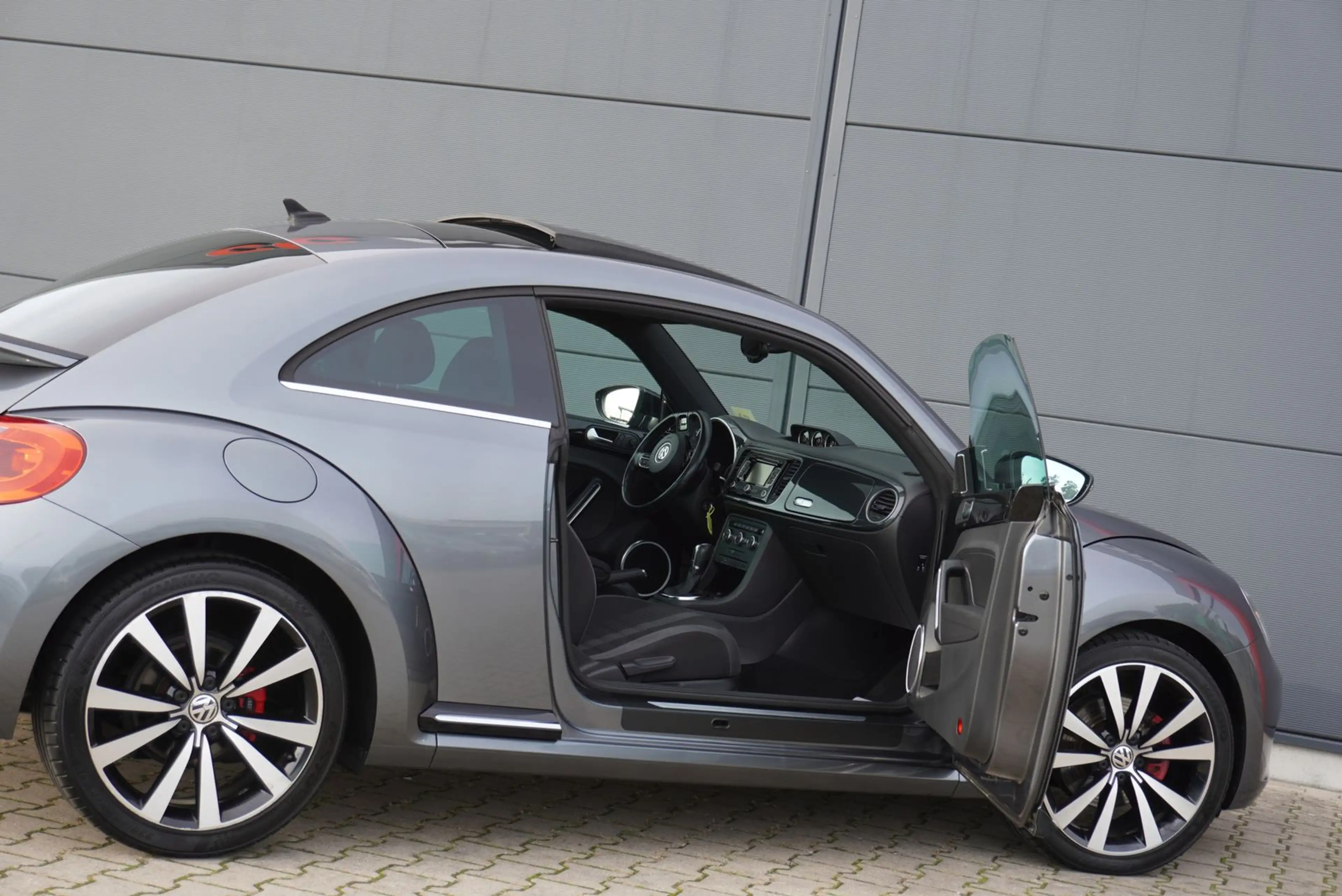 Volkswagen Beetle 2.0 TSI Sport/Panorama/Fender/19Zoll/Navi — photo 8