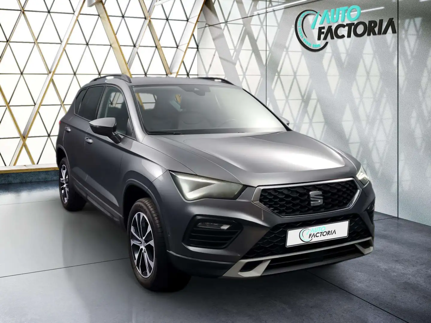 SEAT Ateca -28% 1.0 TSI 110cv +GPS+RADARS+PARK ASSIST+Opts Gris - 2
