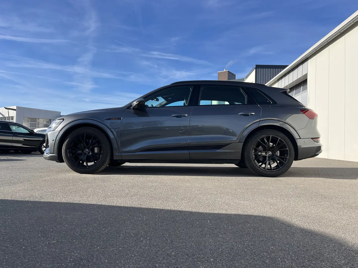 Audi e-tron quattro S line 95kWh 243€ m. 20% Anzahlung Head Gris - 2