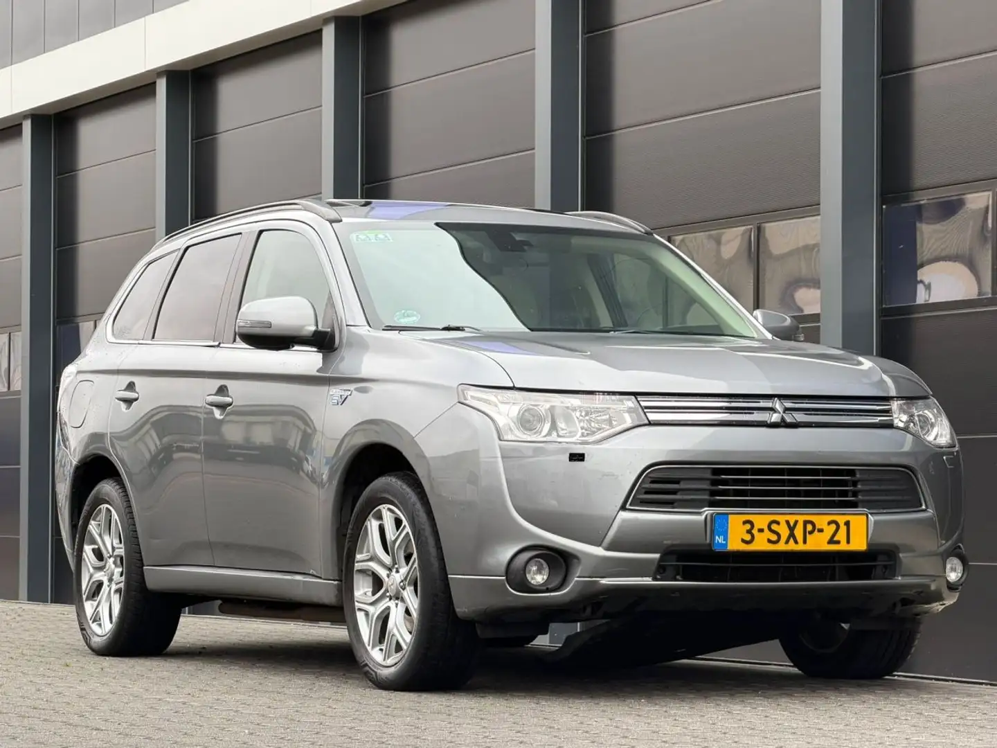 Mitsubishi Outlander 2.0 PHEV Instyle+ Dak Camera Leer Grijs - 2