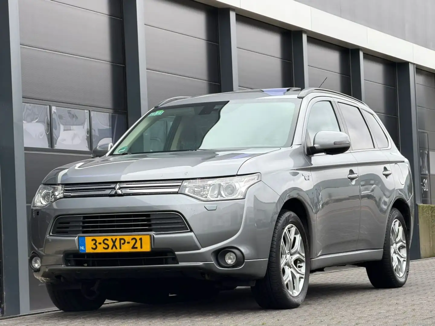 Mitsubishi Outlander 2.0 PHEV Instyle+ Dak Camera Leer Grijs - 1