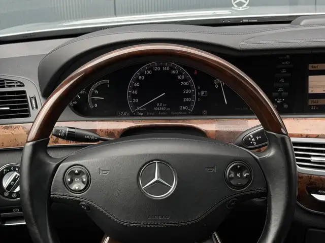 Mercedes-Benz S-Class view 24