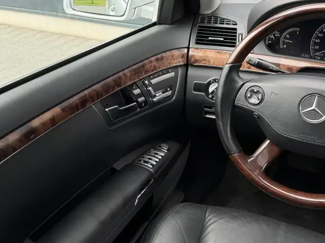 Mercedes-Benz S-Class view 21