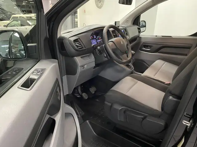 Peugeot Traveller view 5