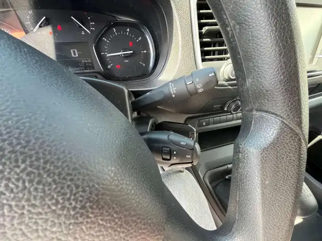 Peugeot Traveller view 14