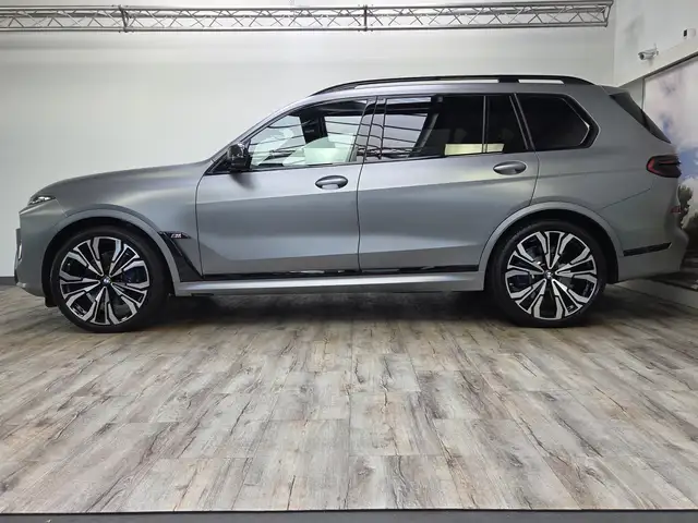 BMW X7 view 3