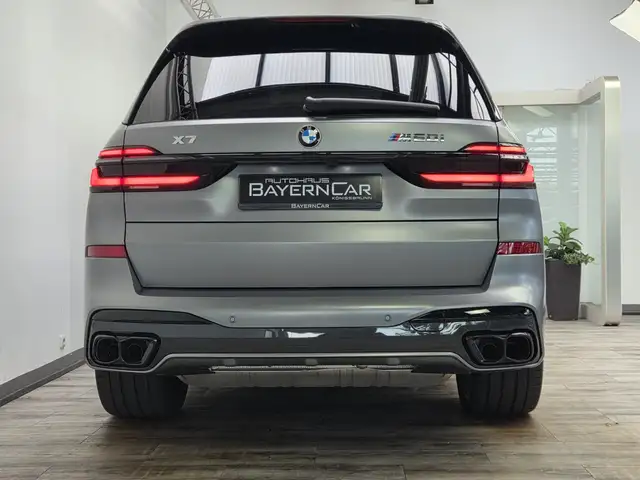 BMW X7 view 5