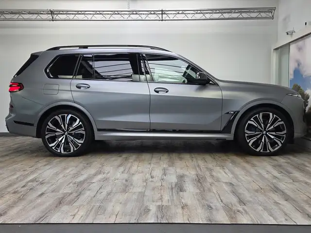 BMW X7 view 4