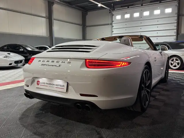 Porsche 911 view 7