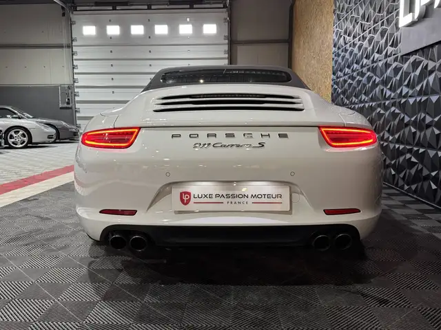 Porsche 911 view 13
