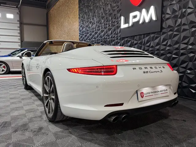 Porsche 911 view 9