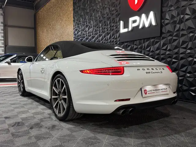 Porsche 911 view 14