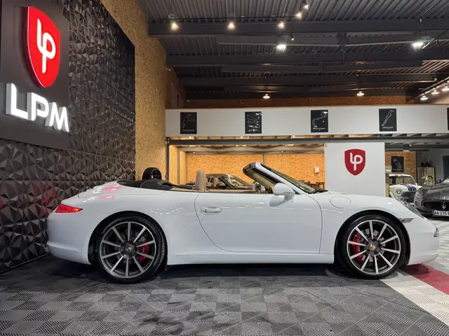 Porsche 911 view 6