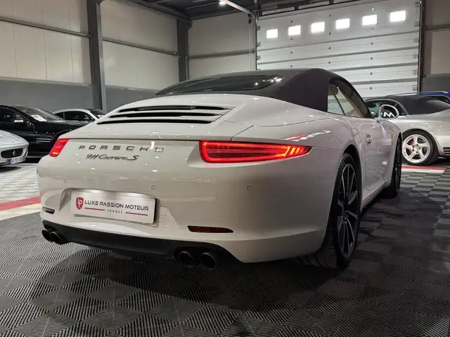 Porsche 911 view 12