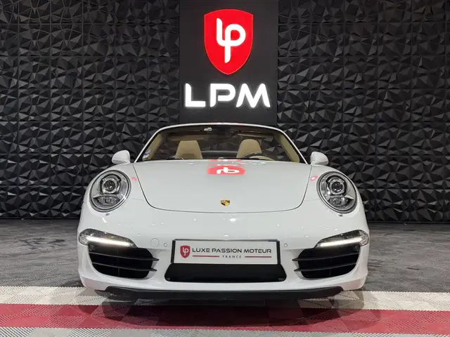 Porsche 911 view 3