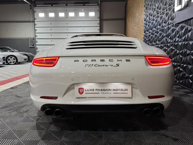 Porsche 911 view 8