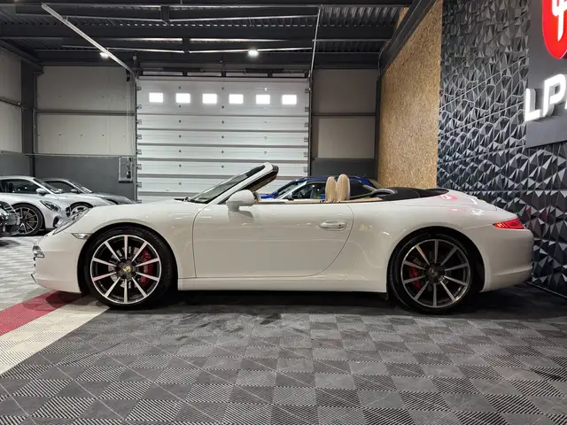 Porsche 911 view 5