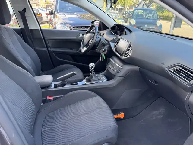 Peugeot 308 view 5