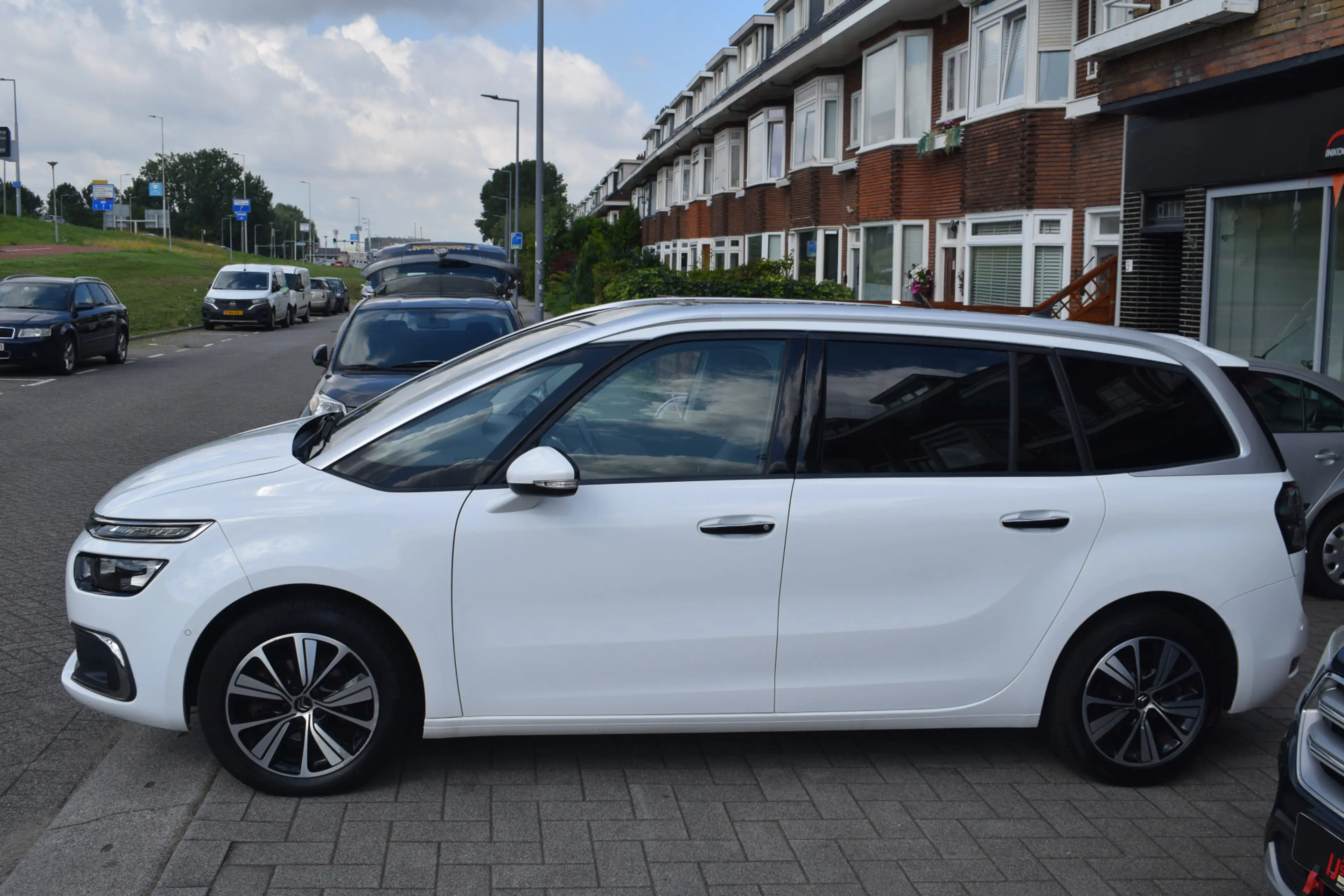 Citroen Grand C4 Picasso 1.2 PureTech Shine automaat 7 persoons — photo 3