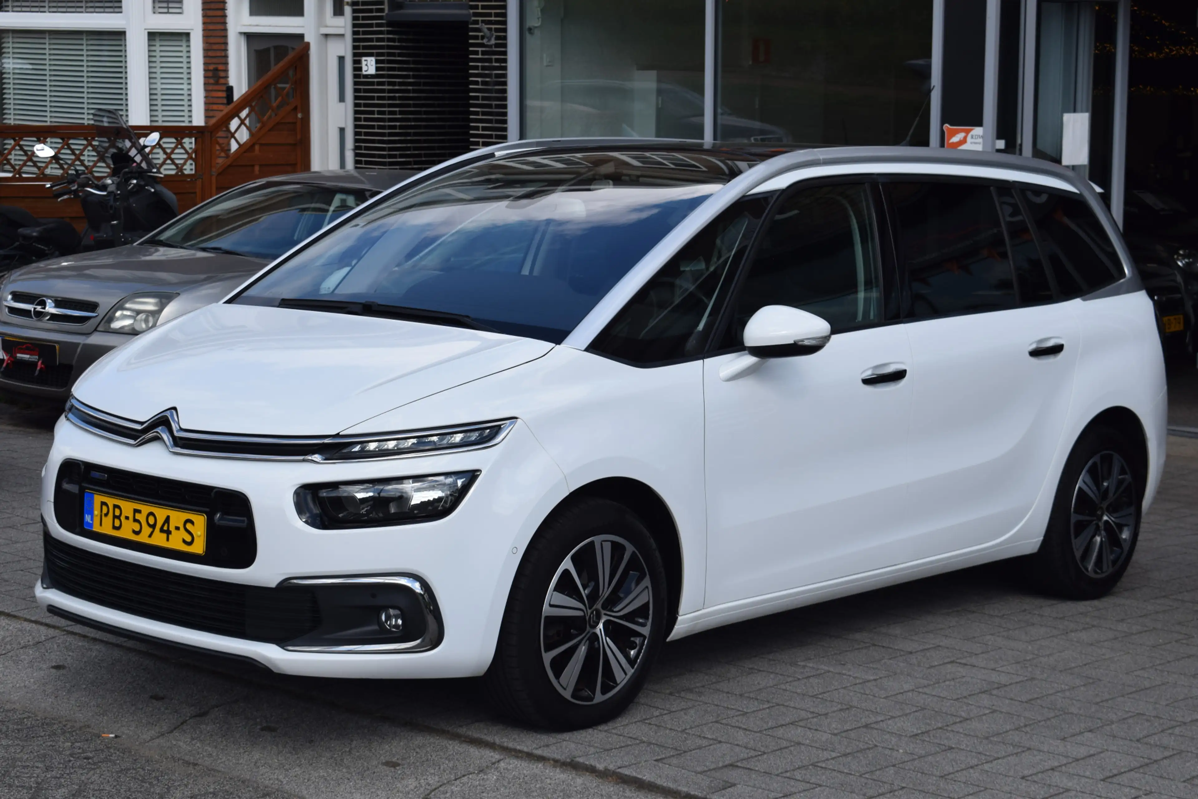 Citroen Grand C4 Picasso 1.2 PureTech Shine automaat 7 persoons — photo 2