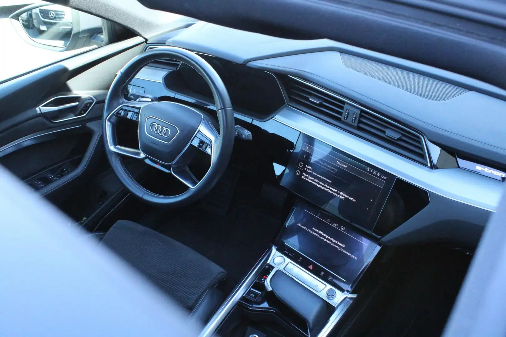 Audi e-tron e-tron 55 QUATTRO ADVANCED 95 kWh PANO ORG NL Grau - 2