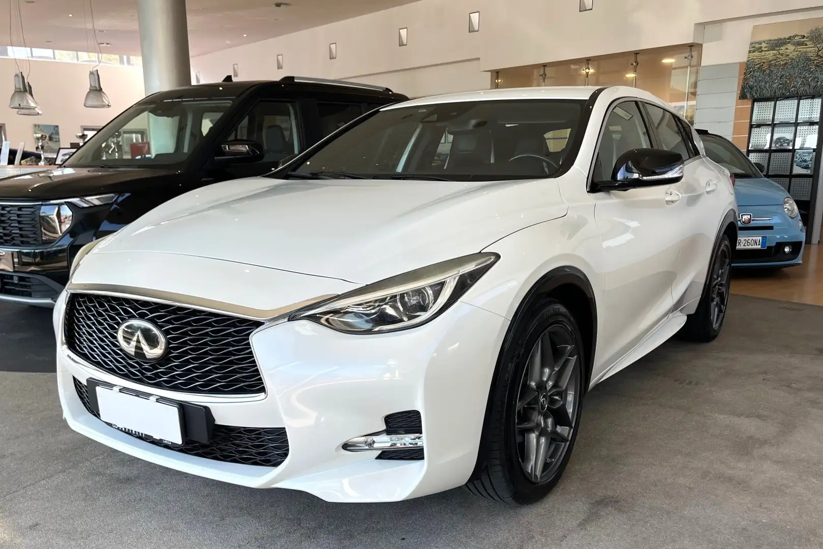 Infiniti Q30 1.5d Sport City Black 109cv Bianco - 1