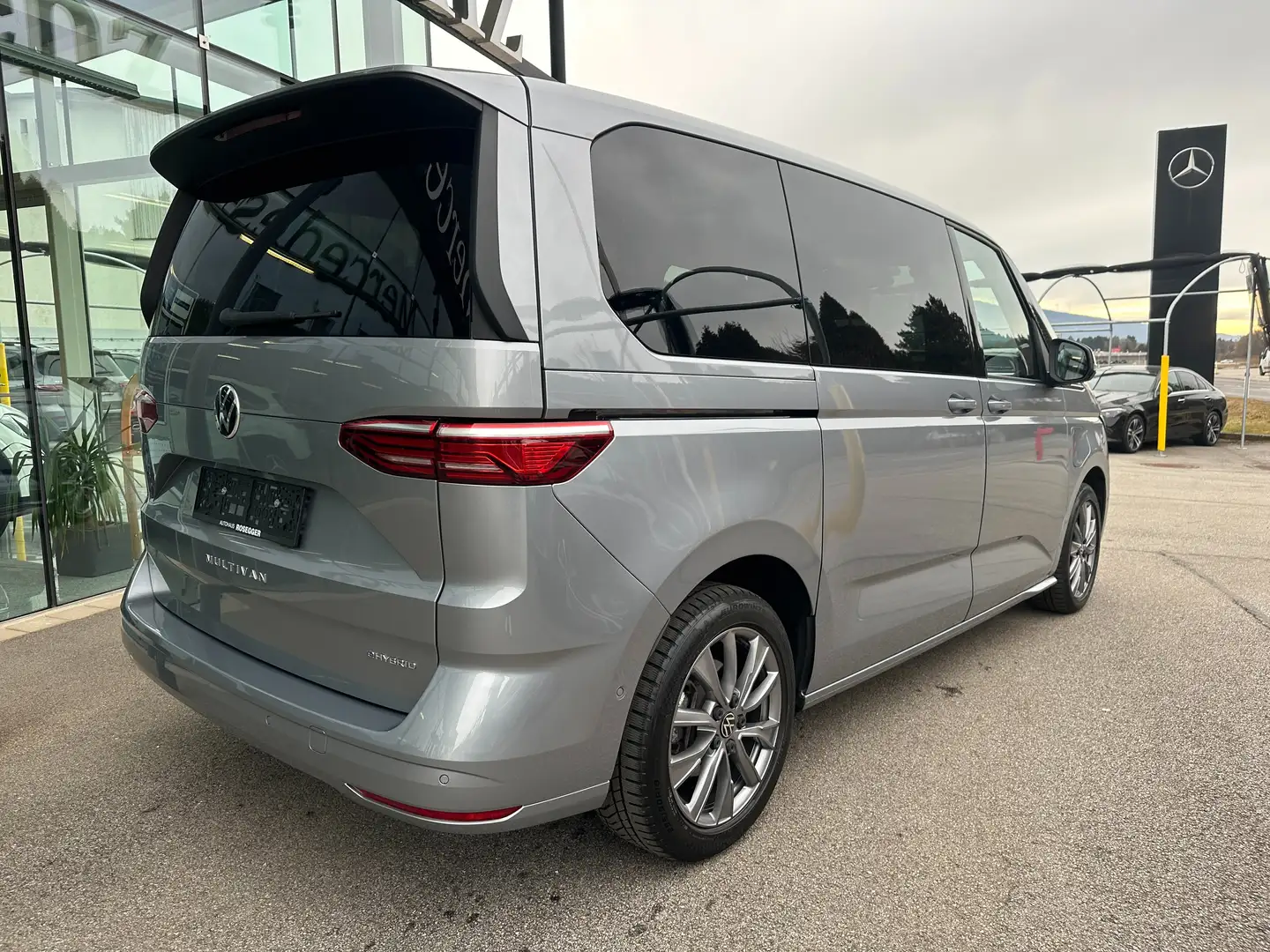 Volkswagen T7 Multivan 1.4 TSI Energetic eHybrid *Panoramadach*Matrix*AHV Grau - 2