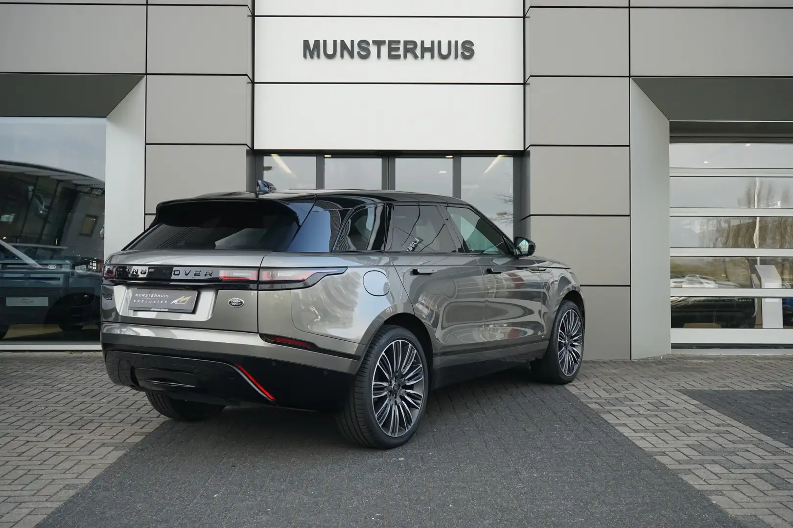 Land Rover Range Rover Velar P250 Turbo AWD R-Dynamic SE | Massage | 22 Inch | Grijs - 2