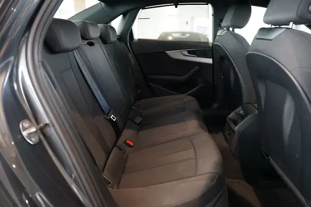 Audi A4 view 11