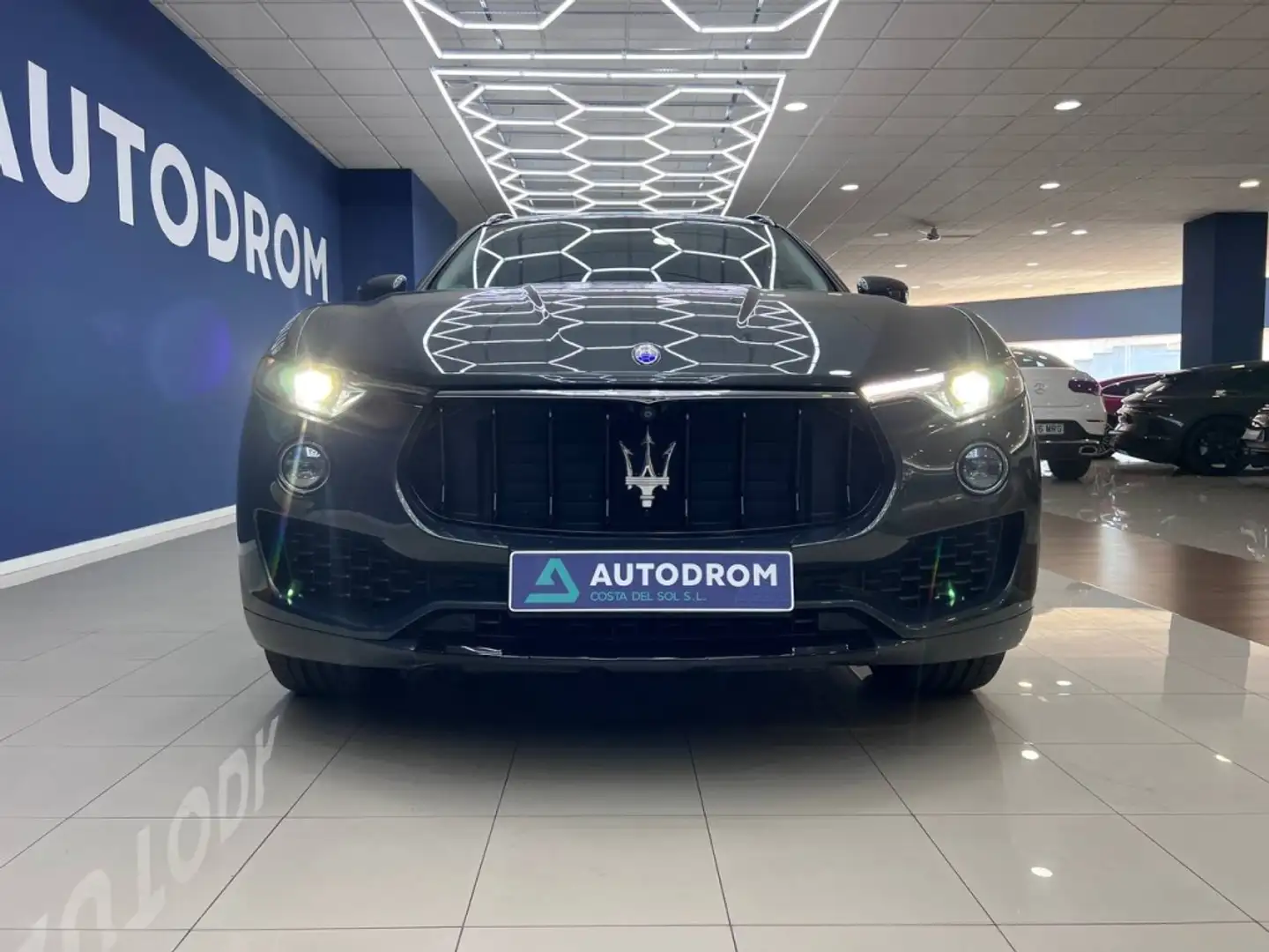 Maserati Levante 350 GranLusso Aut. Gris - 2