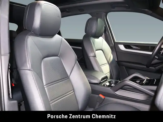 Porsche Cayenne view 23